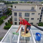 Sandro Federer auf dem Dach am reinigen