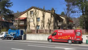 Baumpflege mit Spezialfahrzeug von Ameisli in Würenlos