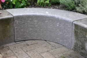 Betonbank nach professioneller Reinigung