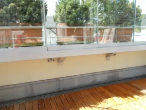 Betonfläche nach Reinigung und frischem Anstrich