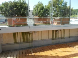 Verschmutzter Beton vor der Reinigung und dem neuen Anstrich