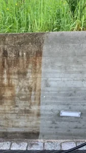 Betonwand Vorher-Nachher: links verschmutzt, rechts gereinigt