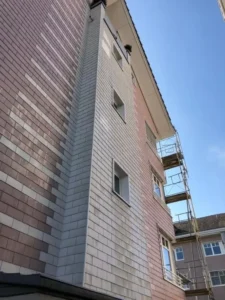 Hausfassade nach professioneller Reinigung – strahlend sauber