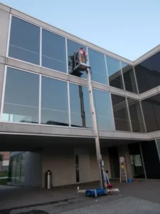 Fassadenreinigung an einem Bürogebäude