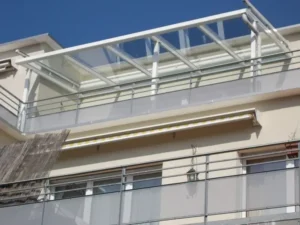 Gereinigtes Glasgeländer nach professioneller Reinigung