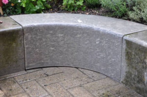 Natursteinbank nach der Reinigung durch Ameisli in Würenlos