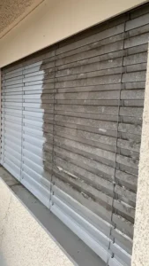 Stark verschmutzte Rollläden vor der Reinigung